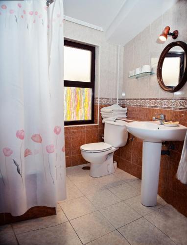Foto del baño de Hostal Guzman El Bueno by gaiarooms