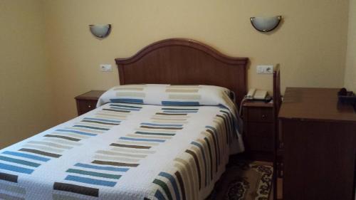 Foto de una habitación de Hostal Guzman El Bueno by gaiarooms