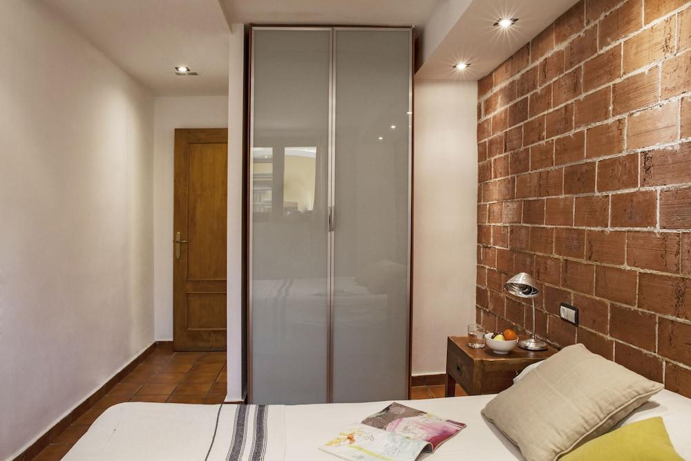 AinB Las RamblasGuardia Apartments, Barcelona