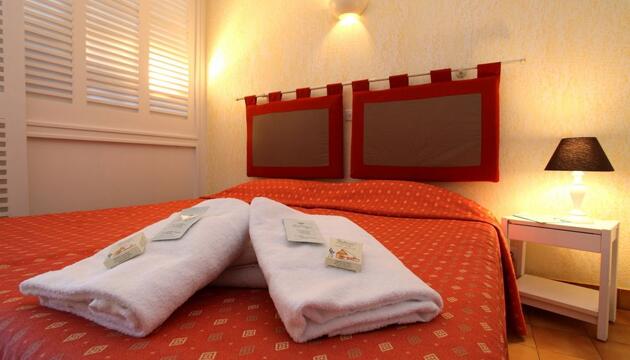 Foto de Hotel The Originals Cannes-La Bocca LesAgapanthes 