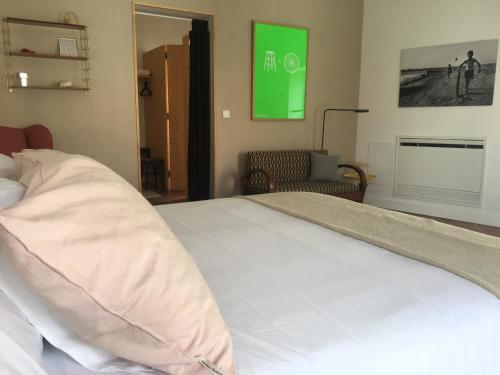 Foto de una habitación de Hotel Singular &amp;amp; Small Hevresac