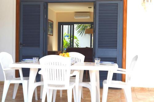 Foto de una habitación de Sun Grove Villas &amp;amp; Spa