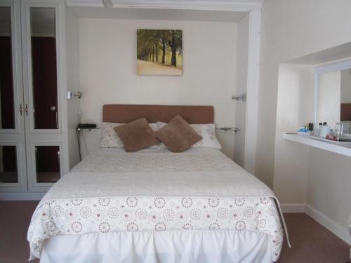 Room – Cwmbach Guest House