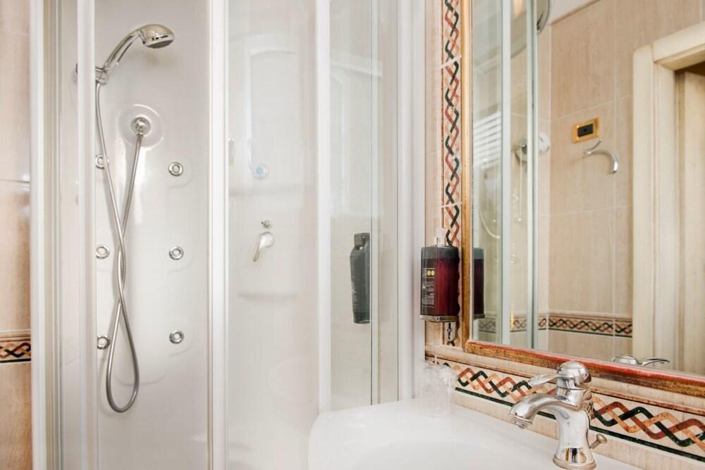 Foto del baño de Hotel City