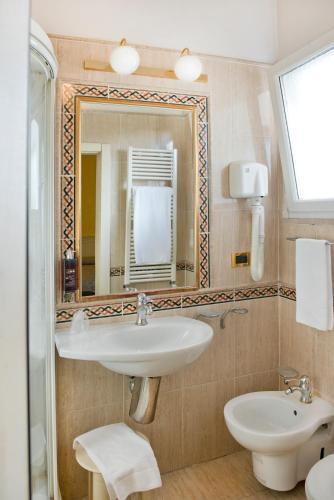 Foto del baño de Hotel City