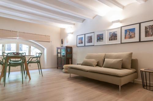 Foto de una habitación de Apartamentos Weflating Suites Sant Antoni Market