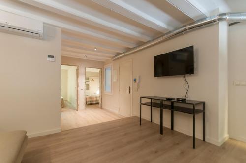 Foto de una habitación de Apartamentos Weflating Suites Sant Antoni Market