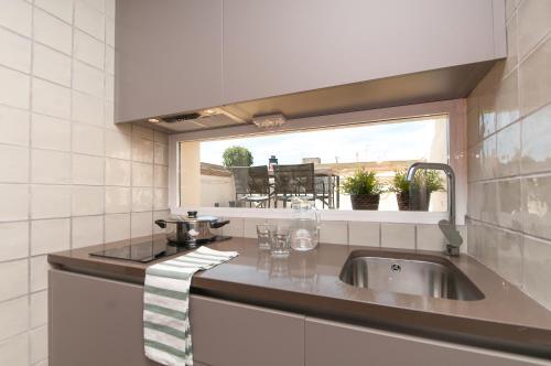 Foto de una habitación de Apartamentos Weflating Suites Sant Antoni Market