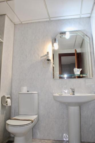 Foto del baño de Hotel As Camelias