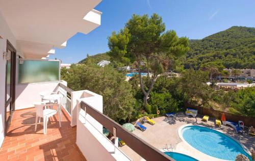 Foto del entorno de Apartamentos Cala Llonga Playa