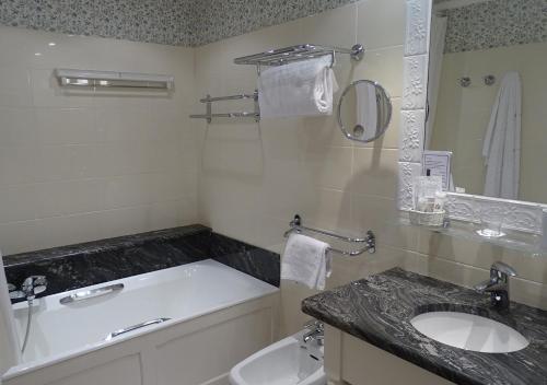 Foto de una habitación de TI AL LANNEC Hotel - Restaurant &amp;amp; Spa