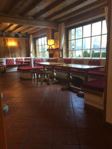 Dining – Hotel Olympia