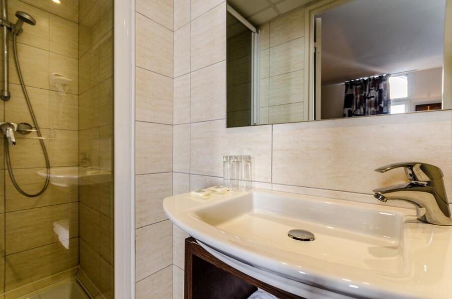 Foto del baño de Hôtel Croix des Bretons - Lourdes Pyrénées