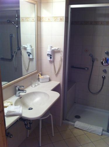 Bathroom – Wellness &amp;amp; Sporthotel Alpenhof