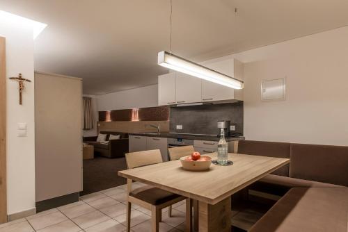 Foto de una habitación de Aparthotel Tschanun Garni