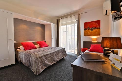 Foto de una habitación de Hôtel le Chardon Bleu