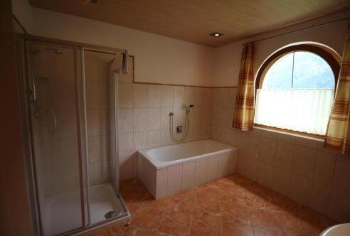 Foto del baño de Apartamentos Haus Annemarie Schiestl