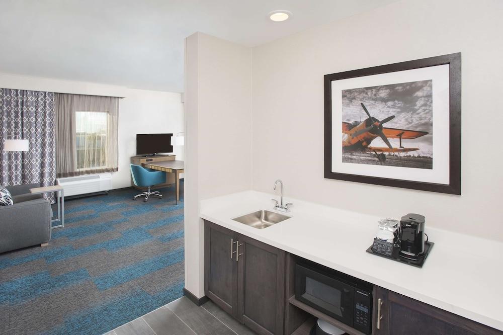 Foto de una habitación de Hotel Hampton Inn &amp;amp; Suites LAX El Segundo, CA