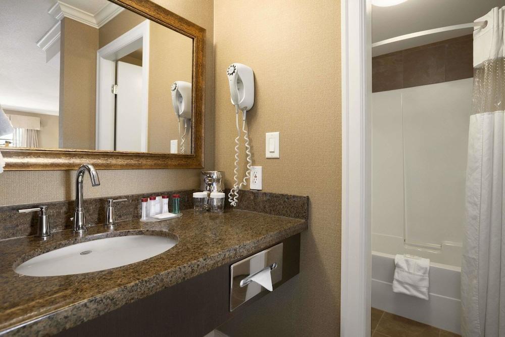 Foto del baño de Hotel Ramada by Wyndham Surrey/Langley