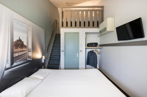 Foto de una habitación de B&amp;amp;B Hôtel AVRANCHES Baie du Mont St-Michel