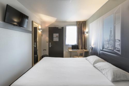 Foto de una habitación de B&amp;amp;B Hôtel AVRANCHES Baie du Mont St-Michel