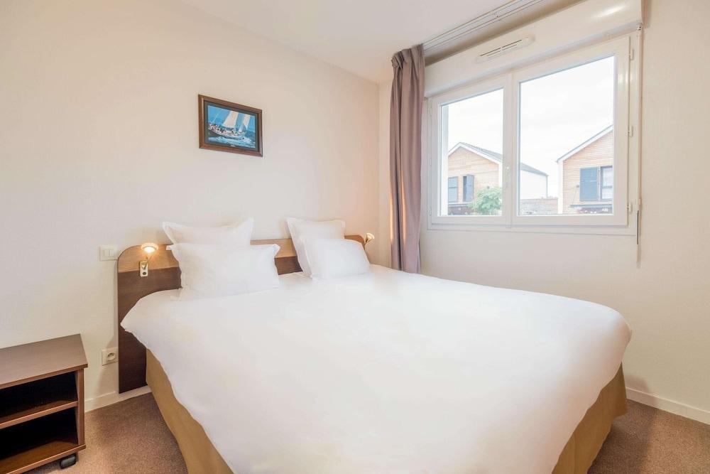 Foto de una habitación de Aparthotel Comfort Suites Pau Idron
