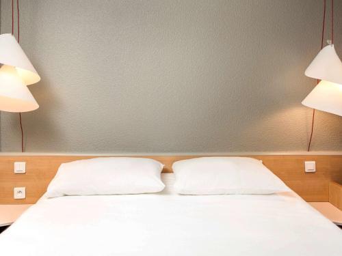 Foto de una habitación de B&amp;amp;B HOTEL Montluçon Centre