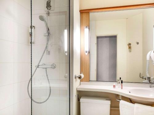 Foto de una habitación de B&amp;amp;B HOTEL Montluçon Centre