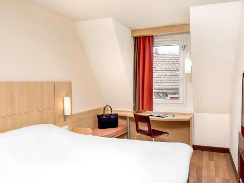 Foto de una habitación de B&amp;amp;B HOTEL Montluçon Centre