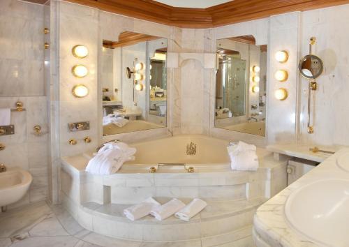 Foto del baño de Hotel Traube Tonbach