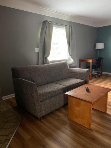 Foto de una habitación de Motel Econo Lodge at the Falls North