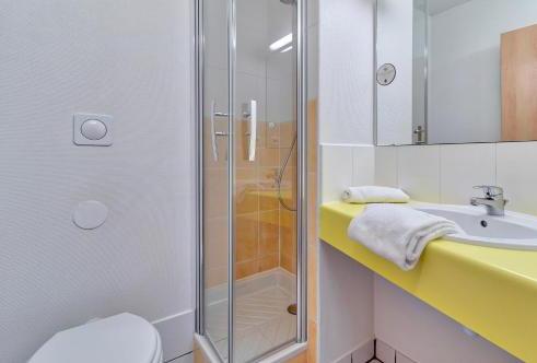 Foto del baño de B&amp;amp;B Hotel Pau Lescar