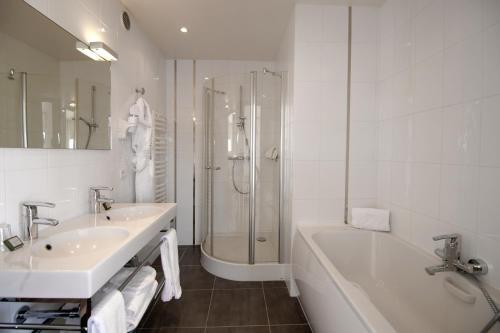 Foto del baño de Hôtel La Marine