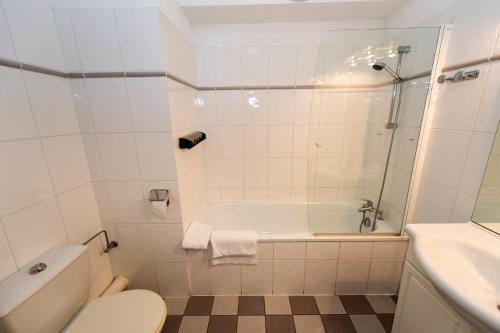 Foto del baño de Aparthotel Goélia Le Domaine du Golf