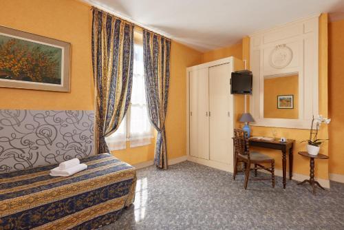 Room – Hôtel De France Et De Guise