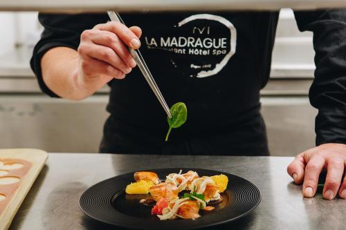 Foto de restauración de Hôtel Spa La Madrague