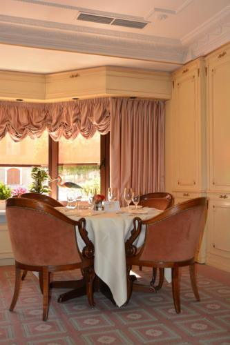 Dining – Hotel Forum