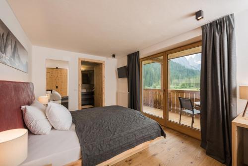 Foto de una habitación de Hotel Dolomitenhof &amp;amp; Chalet Alte Post