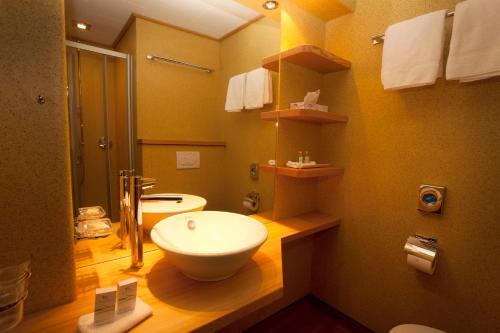 Bathroom – Hôtel Aux Mille Etoiles