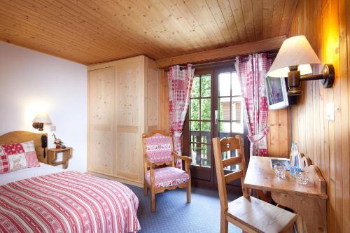 Room – Hôtel Aux Mille Etoiles