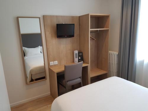 Foto de una habitación de Hôtel Mary&amp;#039;s - Caen Centre Gare Sncf