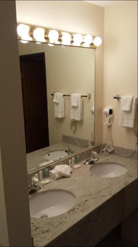 Bathroom – Hotel Breakers Resort - Lakeside