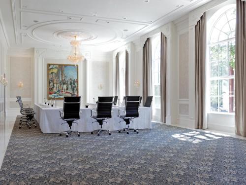 Foto de los servicios de The Lord Nelson Hotel &amp;amp; Suites