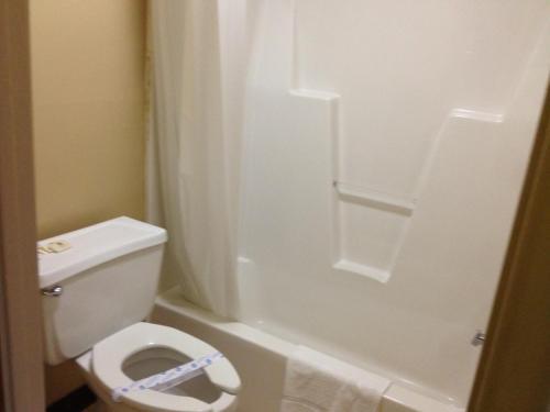 Bathroom – Motel McClellan Inn