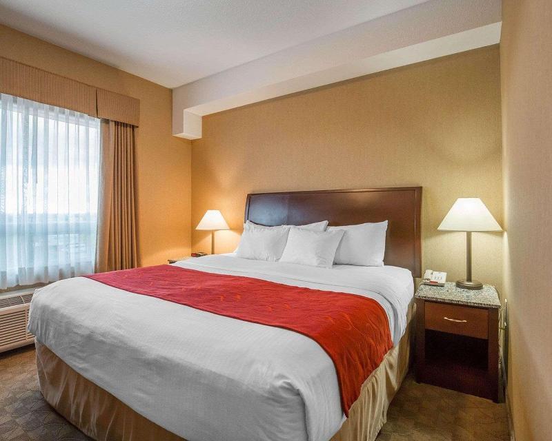Foto de una habitación de Hotel Comfort Inn &amp;amp; Suites Airdrie