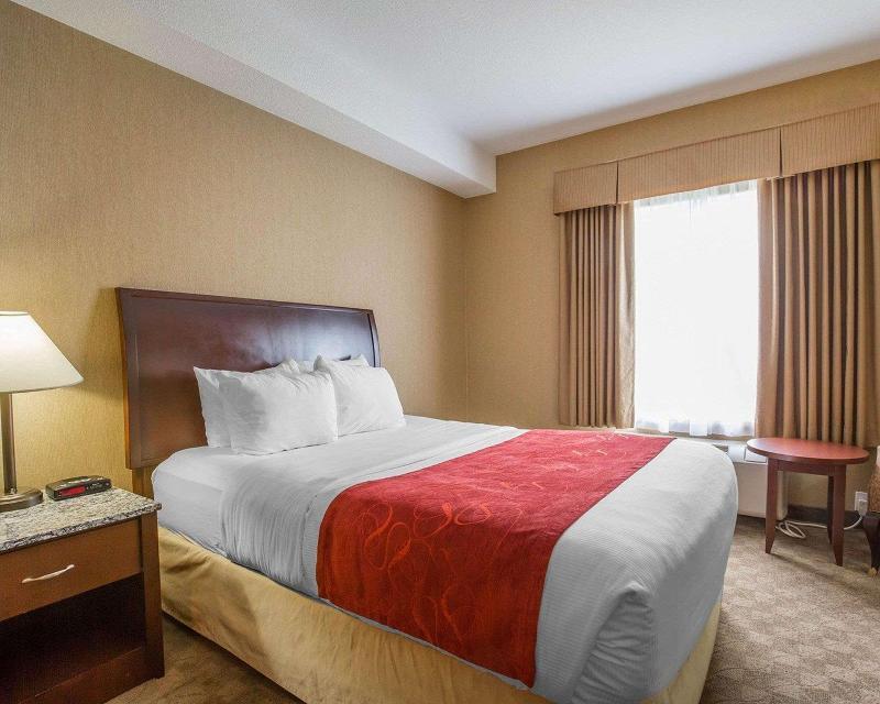 Foto de una habitación de Hotel Comfort Inn &amp;amp; Suites Airdrie