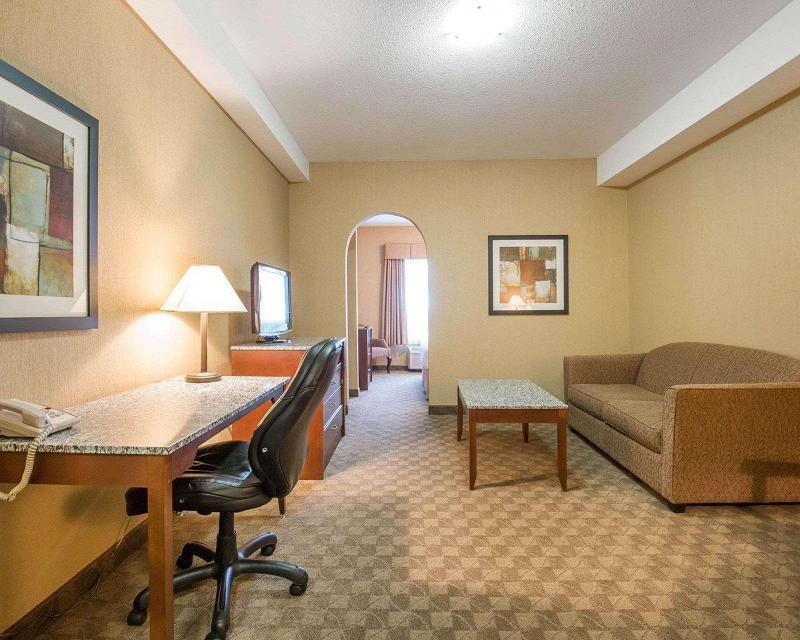 Foto de una habitación de Hotel Comfort Inn &amp;amp; Suites Airdrie