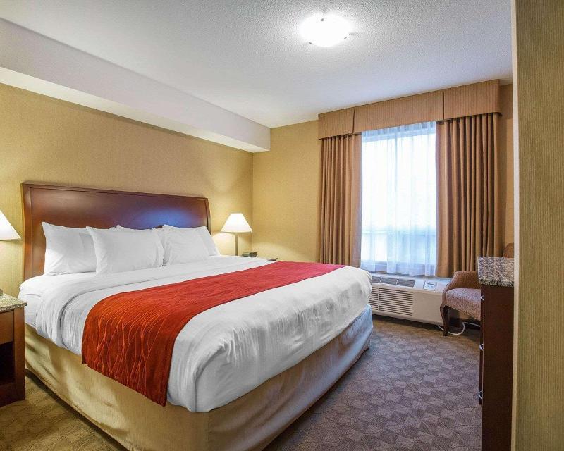 Foto de una habitación de Hotel Comfort Inn &amp;amp; Suites Airdrie