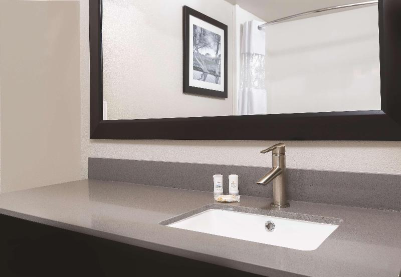 Room – Hotel La Quinta by Wyndham Fairfield - Napa Valley