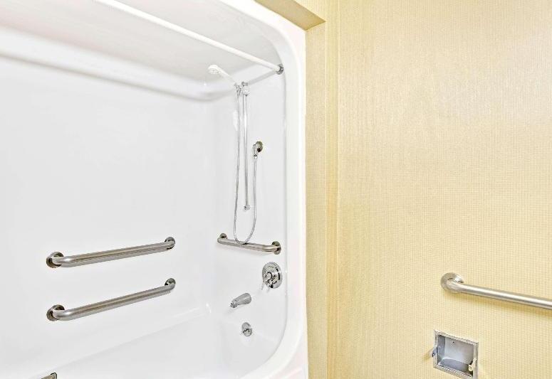 Foto del baño de Hotel Super 8 by Wyndham Brockton